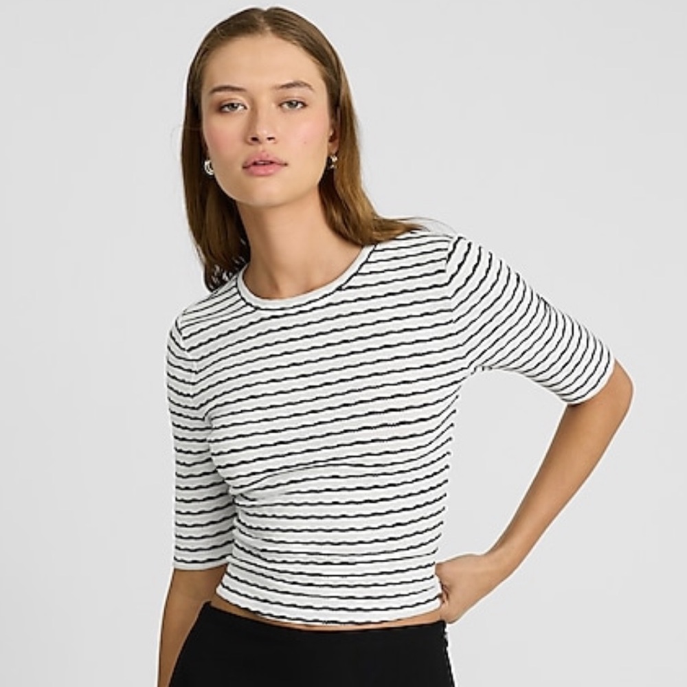 Chic Striped Crew Neck Cropped Top